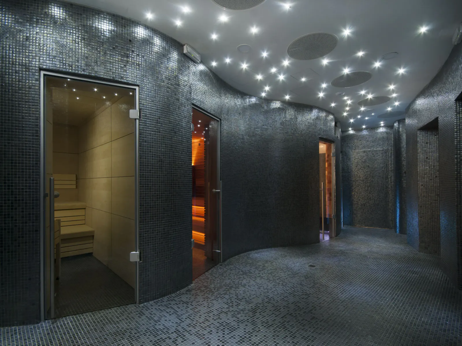 Saunabereich mit stimmungsvoller Beleuchtung im Luxury Wellness und Spa Hotel Prezident