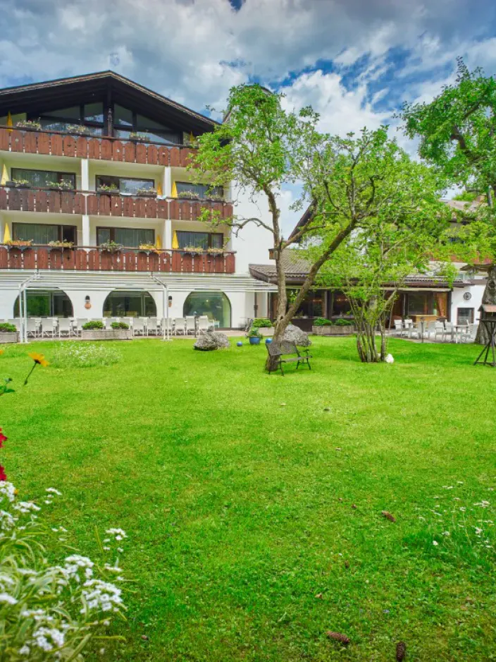 Aussenansicht vom Garten aus des Alpenhofes Grainau