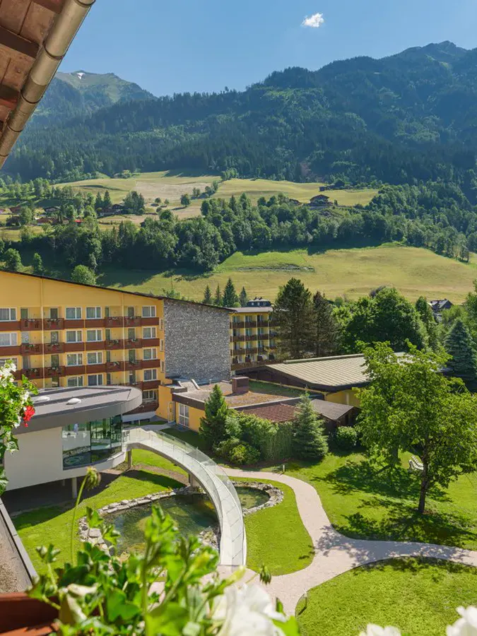 Blick aus einem Zimmer auf das Hotel Palace und den Garten