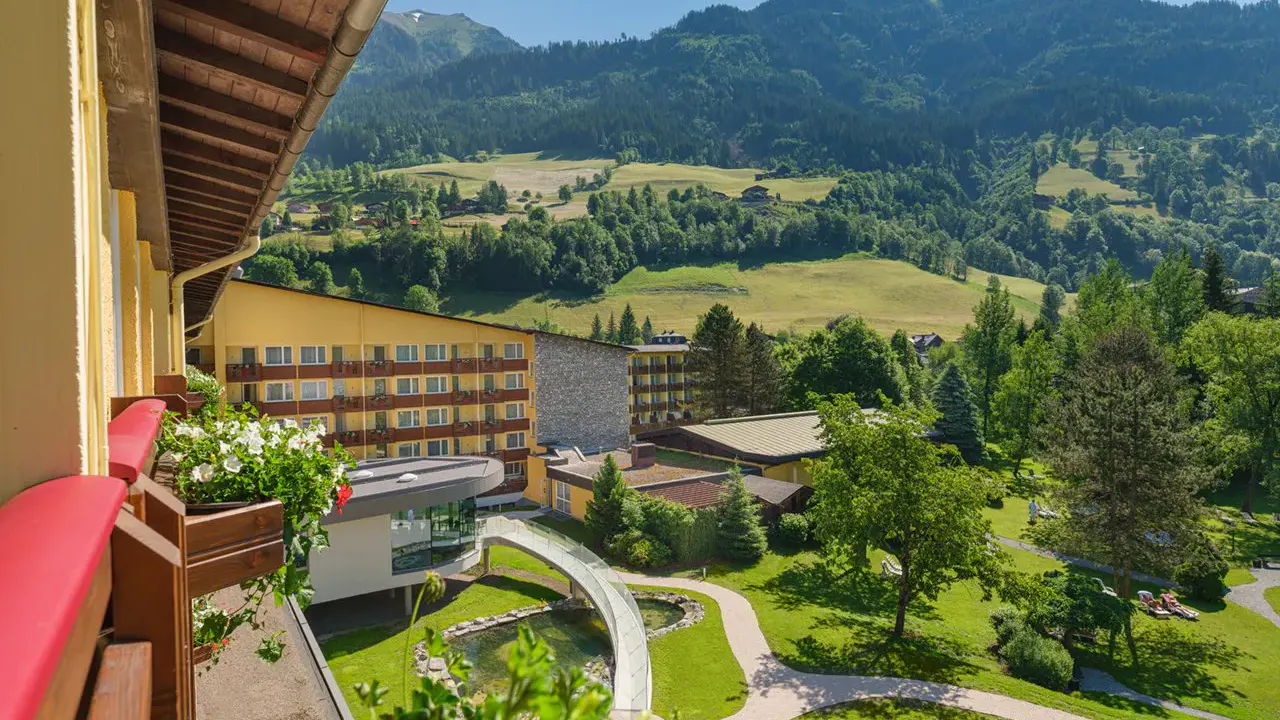 Blick aus einem Zimmer auf das Hotel Palace und den Garten