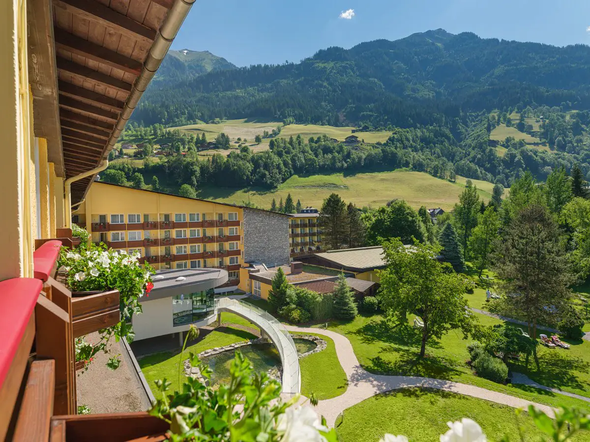 Blick aus einem Zimmer auf das Hotel Palace und den Garten