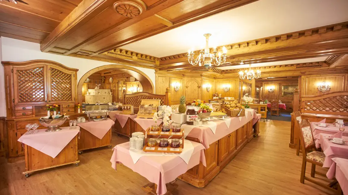 Restaurant mit gedeckten Tischen im Alpenhof Grainau