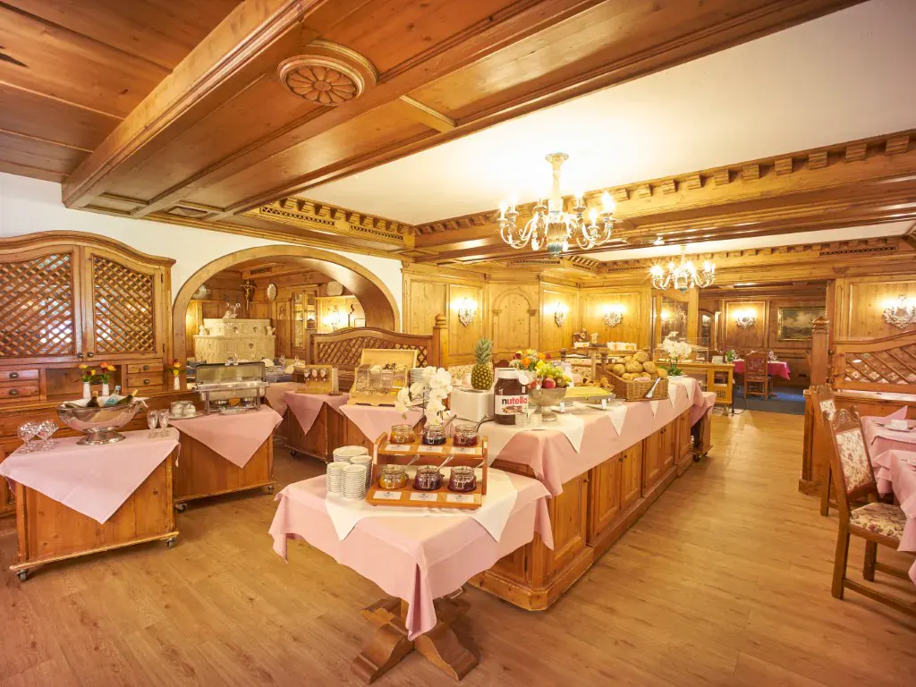 Restaurant mit gedeckten Tischen im Alpenhof Grainau
