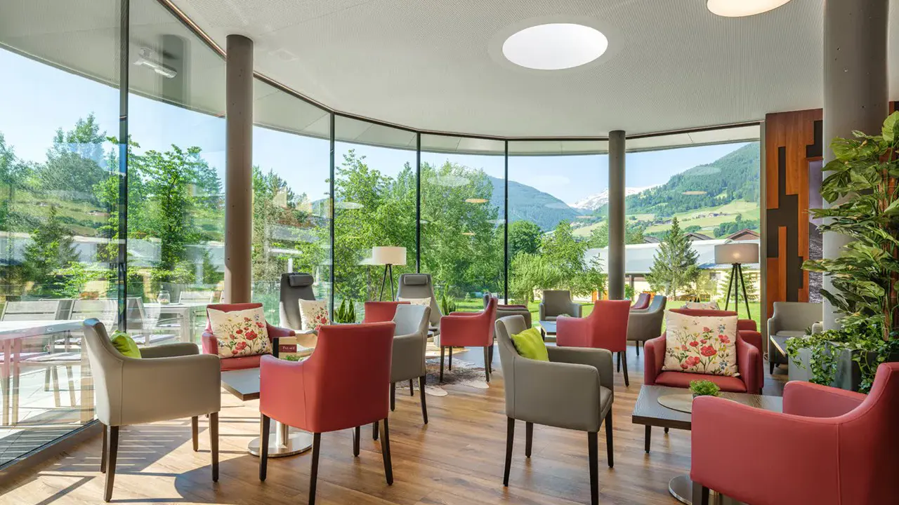 Blick in den Lounge-Bereich mit großen Fenstern im Hotel Palace