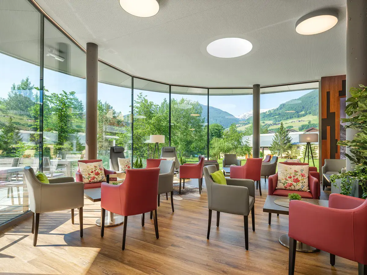 Blick in den Lounge-Bereich mit großen Fenstern im Hotel Palace