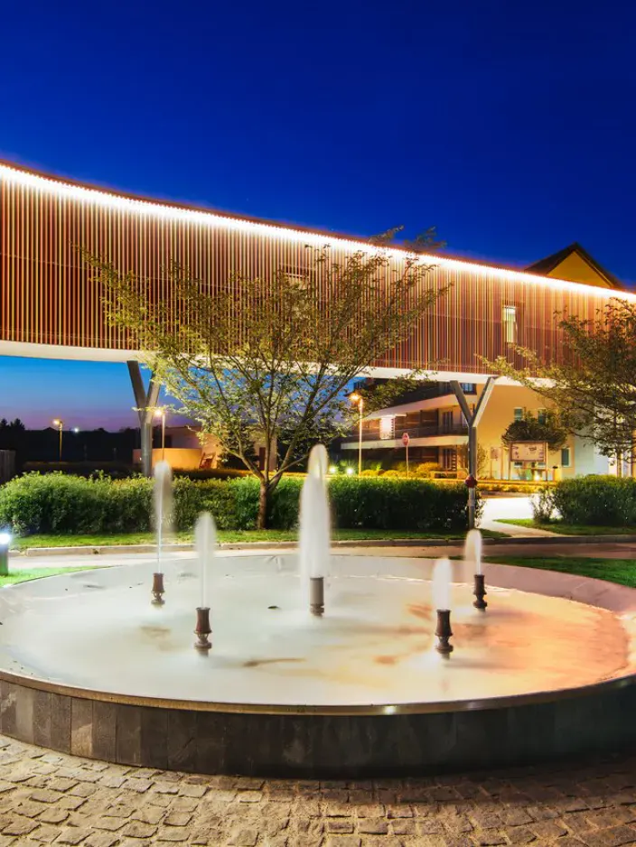 Aussenbereich der Terme Vivat mit Brunnen und Übergang zu den Nebengebäuden