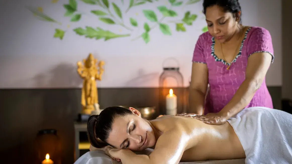 Eine Dame bei der Massage im JUFA Hotel Stift Gurk