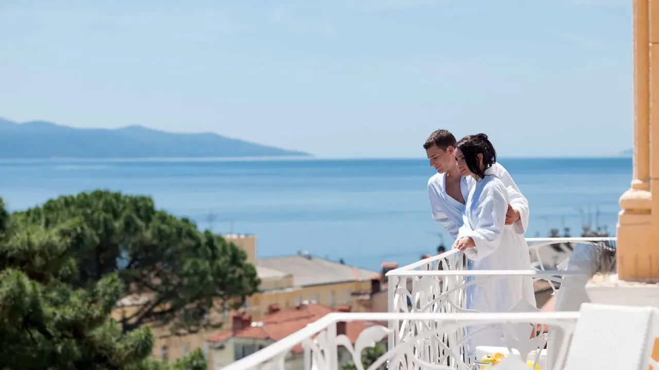 Ein Paar im Bademantel auf dem Balkon des Hotels Bristol Opatija