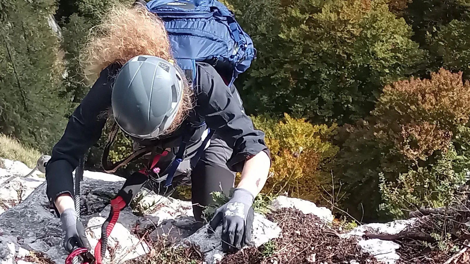 Eine Person beim klettern eines Klettersteigs