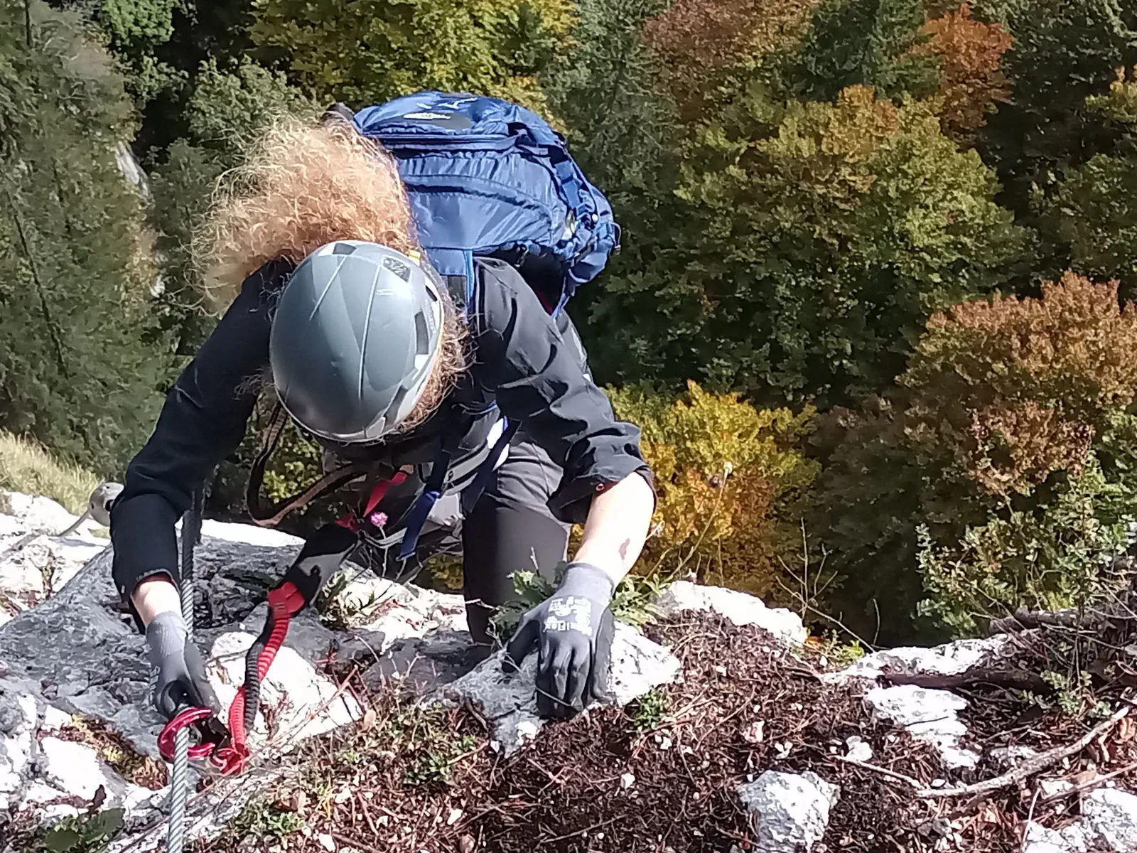 Eine Person beim klettern eines Klettersteigs
