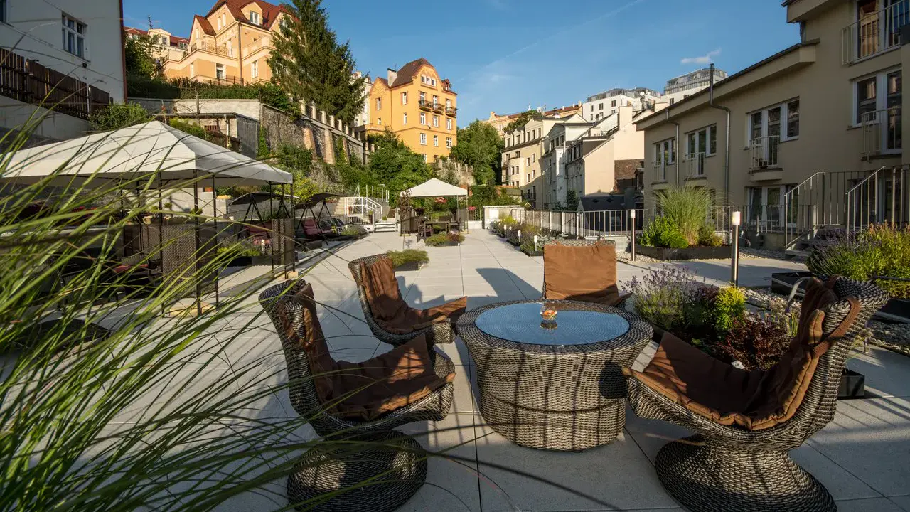 Terrasse mit Blick in die Stadt vom Luxury Wellness und Spa Hotel Prezident aus
