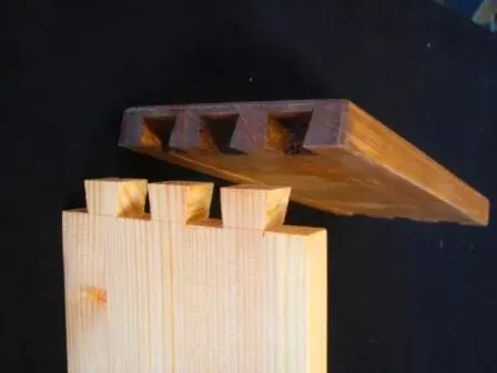 Holzbretter mit Schwalbenschwanz-Verbindung