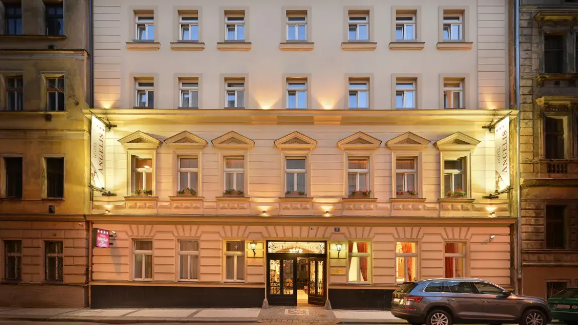 Aussenansicht des Hotels Angelis am Abend