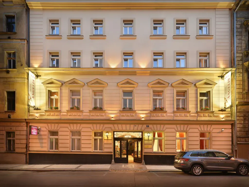 Aussenansicht des Hotels Angelis am Abend