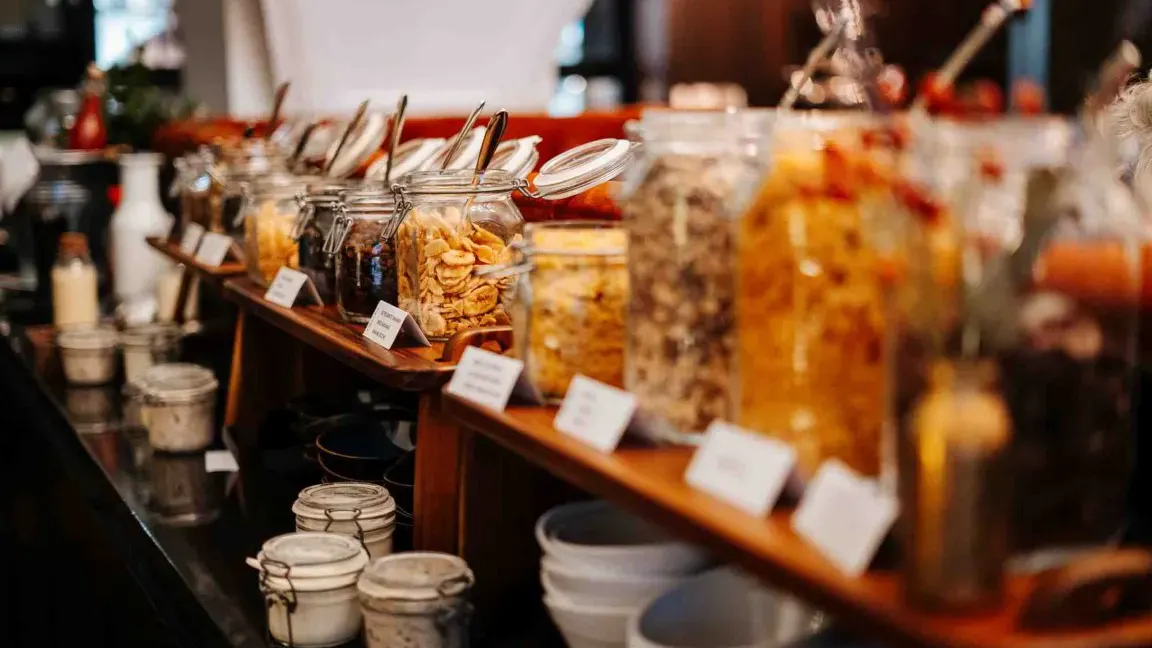 Müsli beim Frühstücksbuffet im Hotel Palais 26