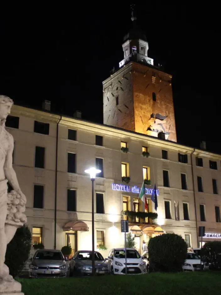 Aussenansicht bei Nacht des Hotels Alla Torre
