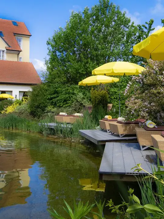 Aussenansicht mit Garten des Thermenhotel Vier Jahreszeiten