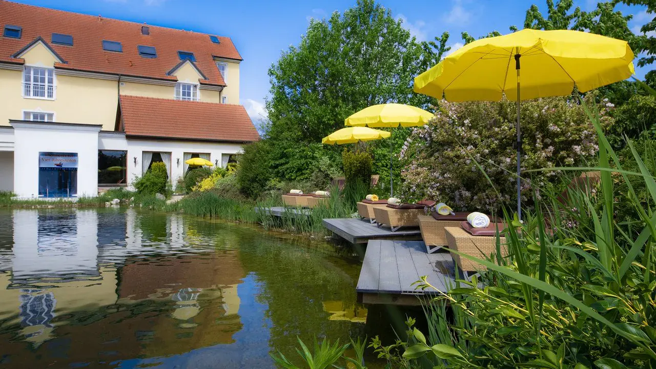 Aussenansicht mit Garten des Thermenhotel Vier Jahreszeiten