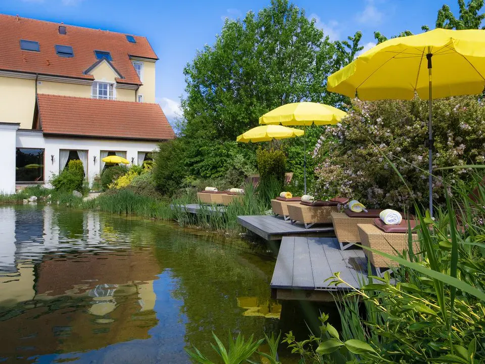 Aussenansicht mit Garten des Thermenhotel Vier Jahreszeiten