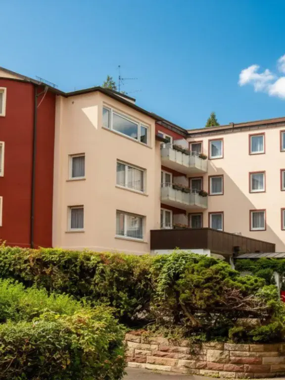 Aussenansicht des Hotels Azenberg im Sommer