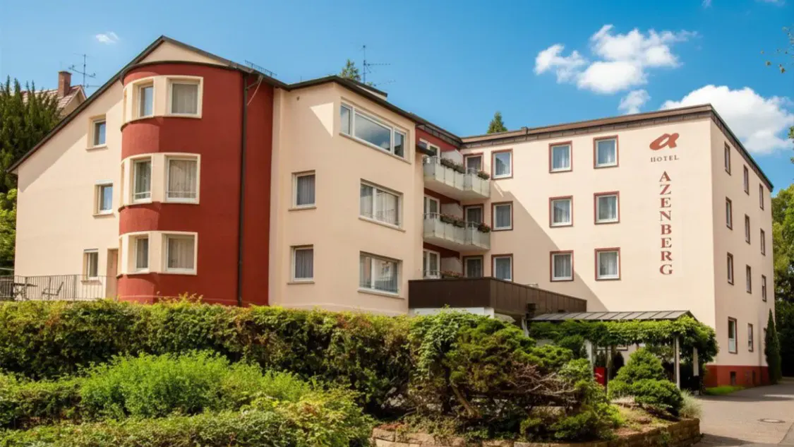 Aussenansicht des Hotels Azenberg im Sommer