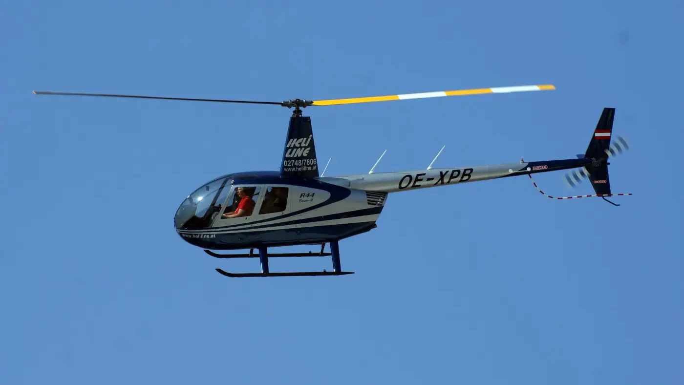 Blauer Helikopter in der Luft