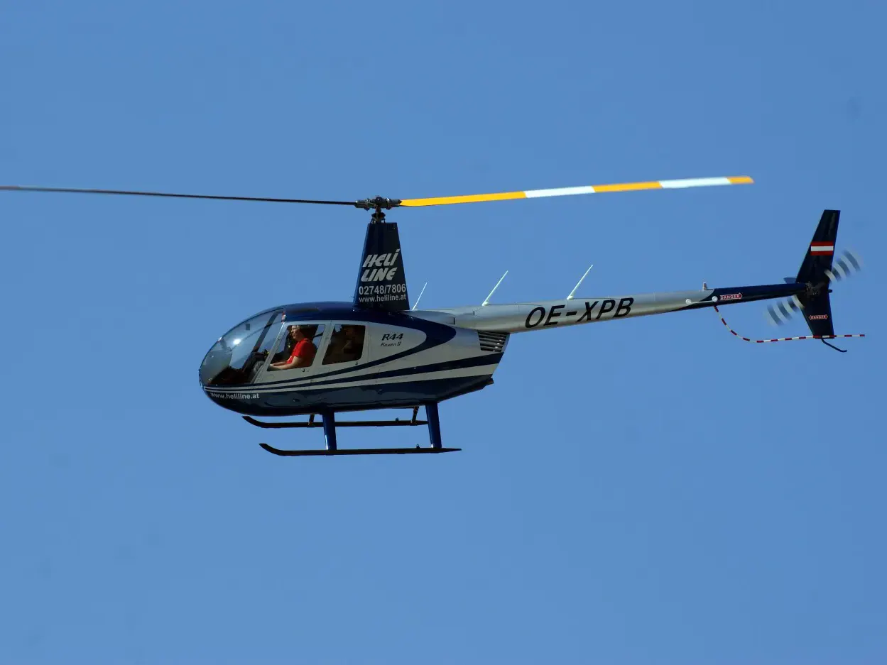 Blauer Helikopter in der Luft