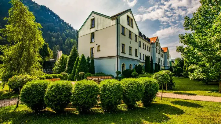 Aussenansicht des Hotels Zdravilisce Lasko mit Gartenanlage