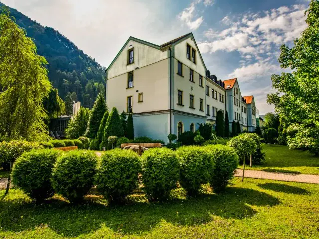 Aussenansicht des Hotels Zdravilisce Lasko mit Gartenanlage