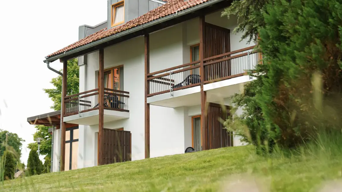 Blick auf die Balkone im Hotel Sonnenhof Tante ALMA´s Sommerfrische