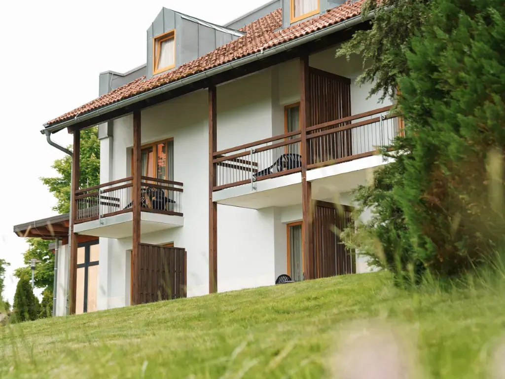 Blick auf die Balkone im Hotel Sonnenhof Tante ALMA´s Sommerfrische