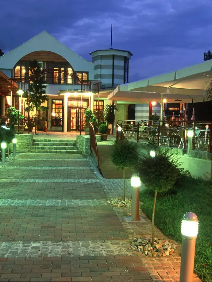 Aussenansicht der Seeseite des Boutique Seehotels Erla