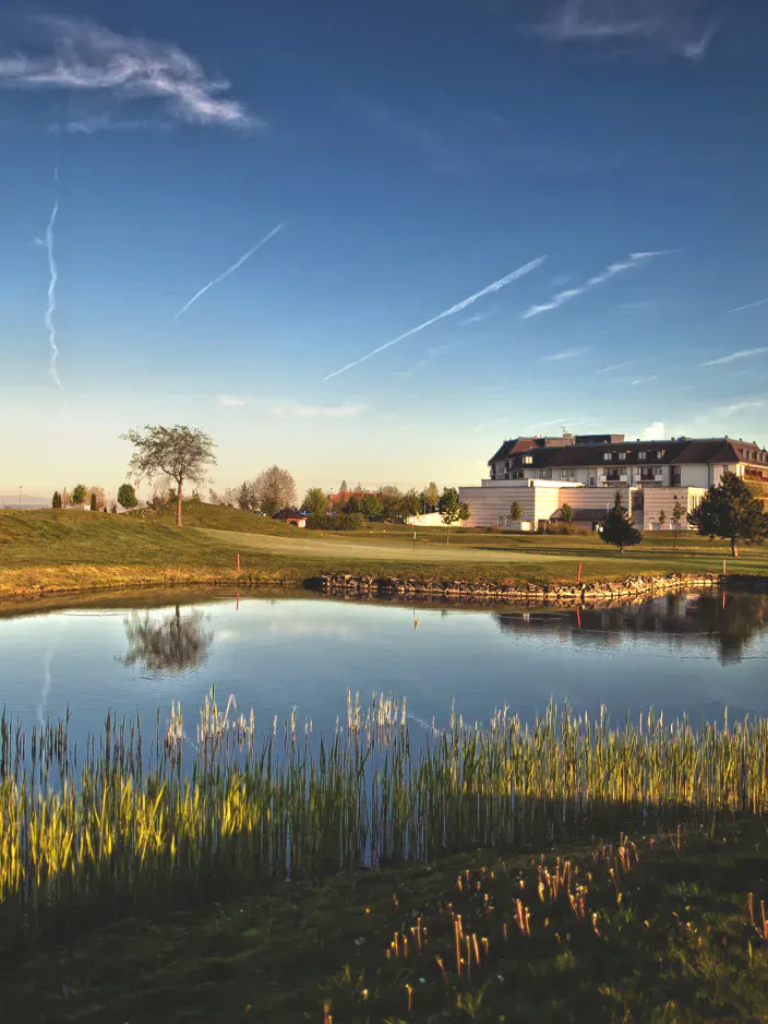 Blick vom Golfplatz zum Greenfield Hotel Golf und Spa in Abendstimmung