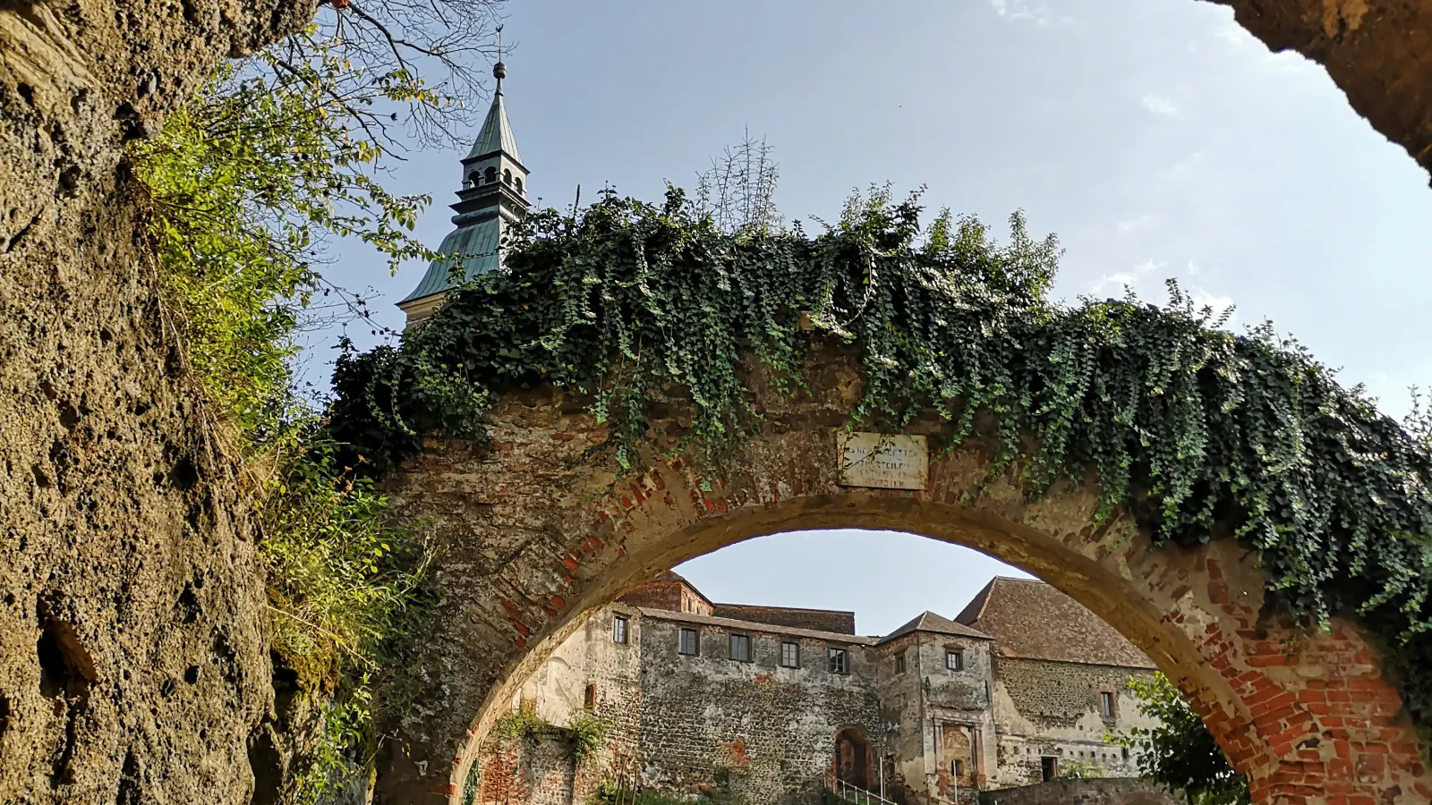 Burg Güssing Blick durch Tor in Innenhof