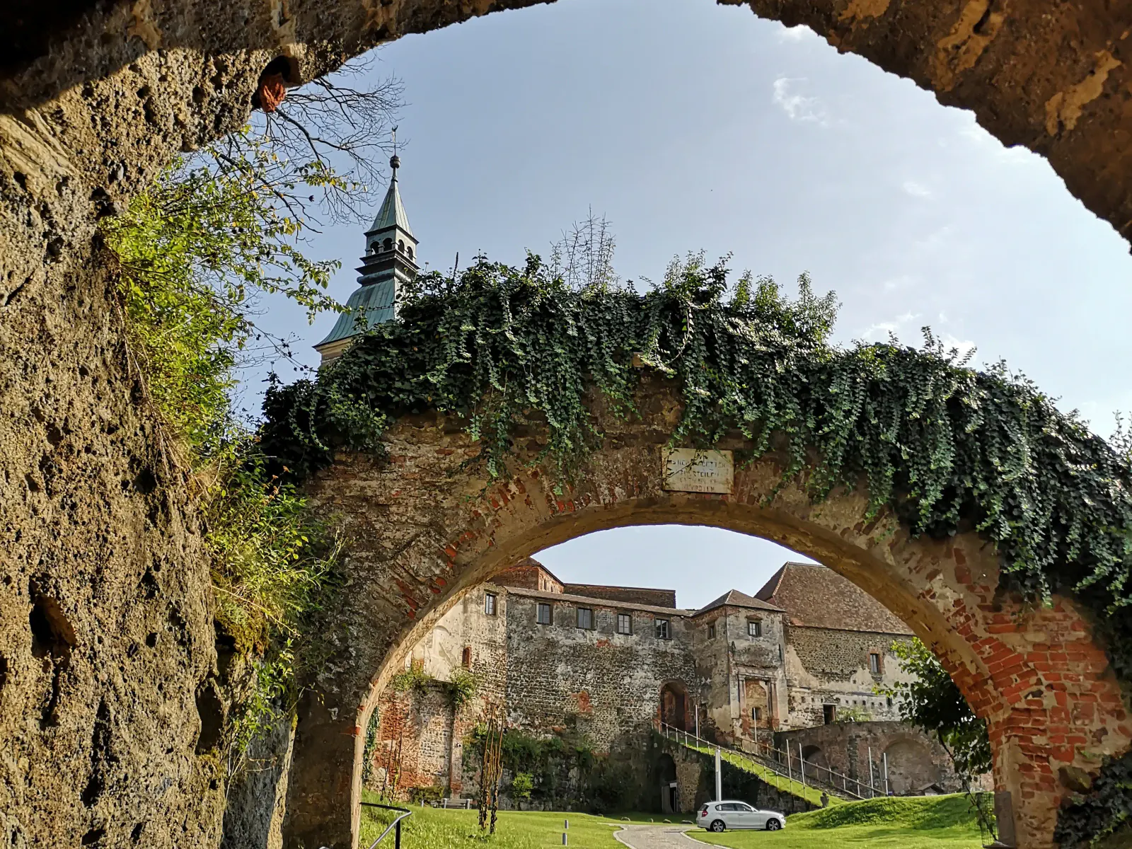 Burg Güssing Blick durch Tor in Innenhof