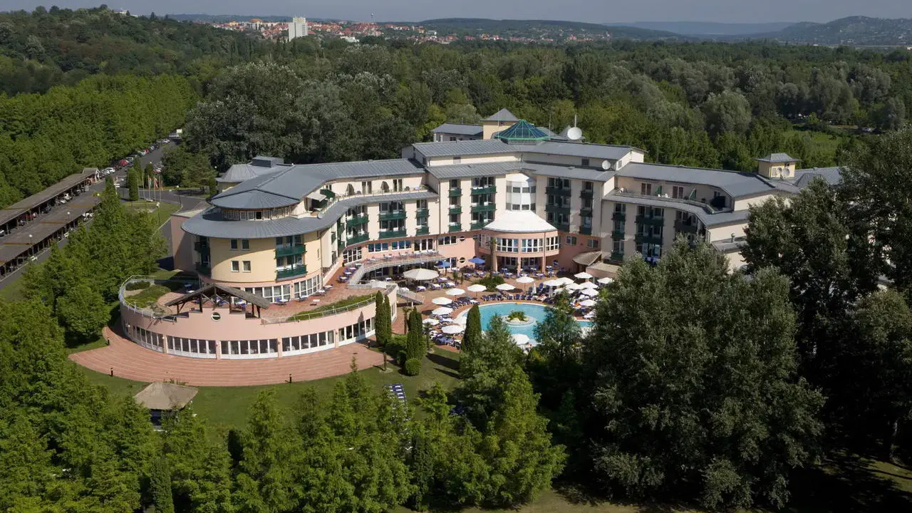 Luftbildaufnahme der Lotus Therme Hotel & Spa