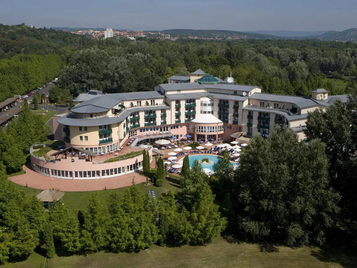 Luftbildaufnahme der Lotus Therme Hotel & Spa