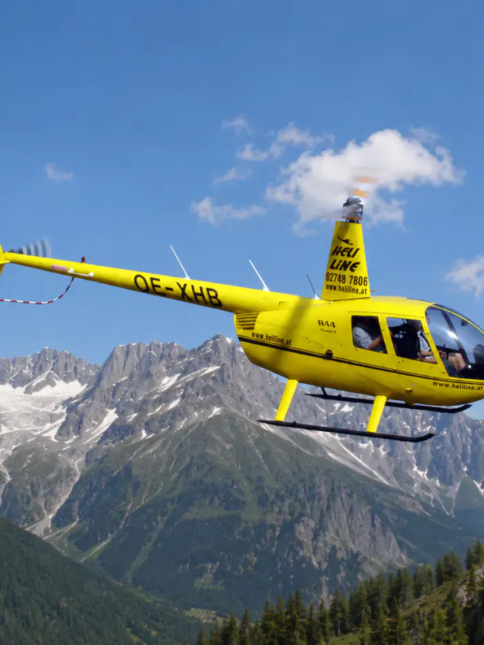 Gelber Helikopter in der Luft