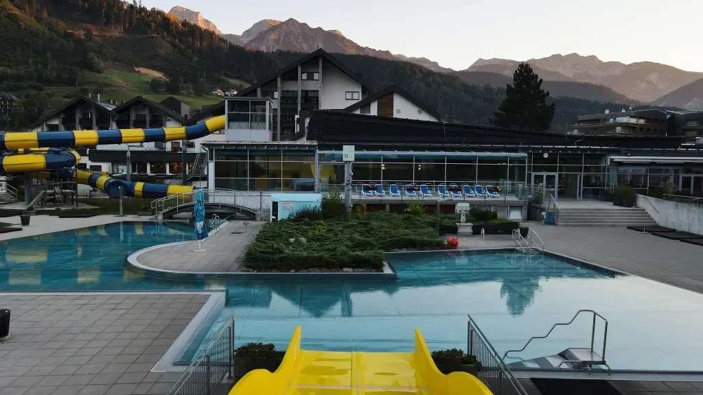 Sporthotel Royer Aussenpool mit Badelandschaft und Rutsche