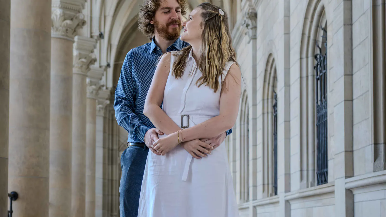 Zwei Menschen in einem natürlichen gemeinsamen Moment bei einem individuell gestalteten Fotoshooting.