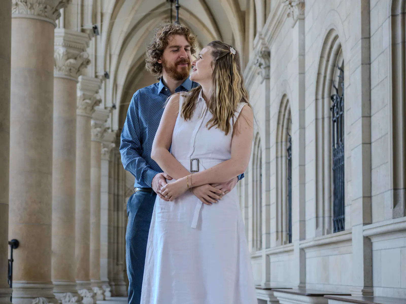 Zwei Menschen in einem natürlichen gemeinsamen Moment bei einem individuell gestalteten Fotoshooting.