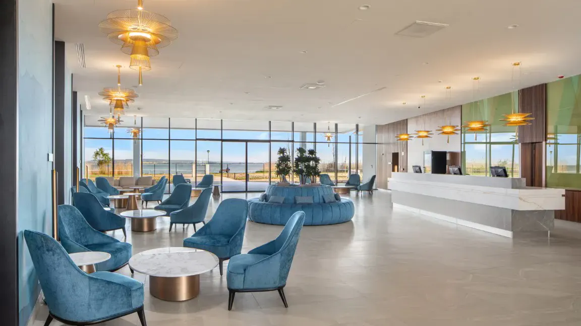 Lobby mit türkisen Stühlen im Hotel Sirius