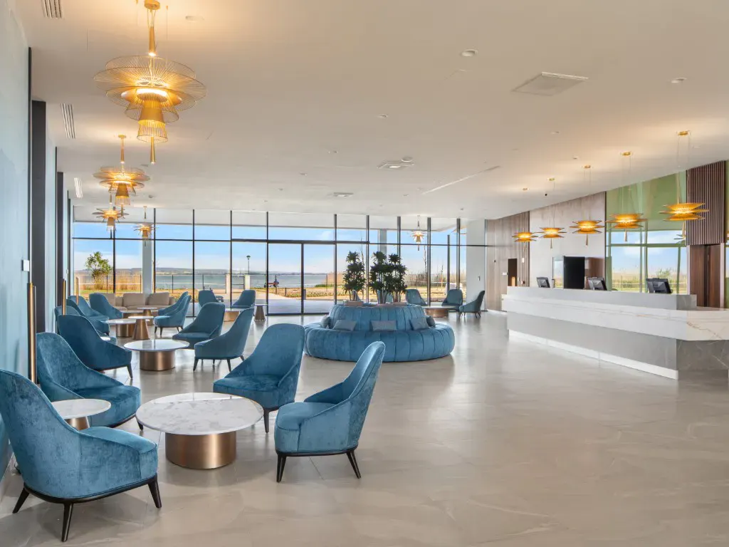 Lobby mit türkisen Stühlen im Hotel Sirius