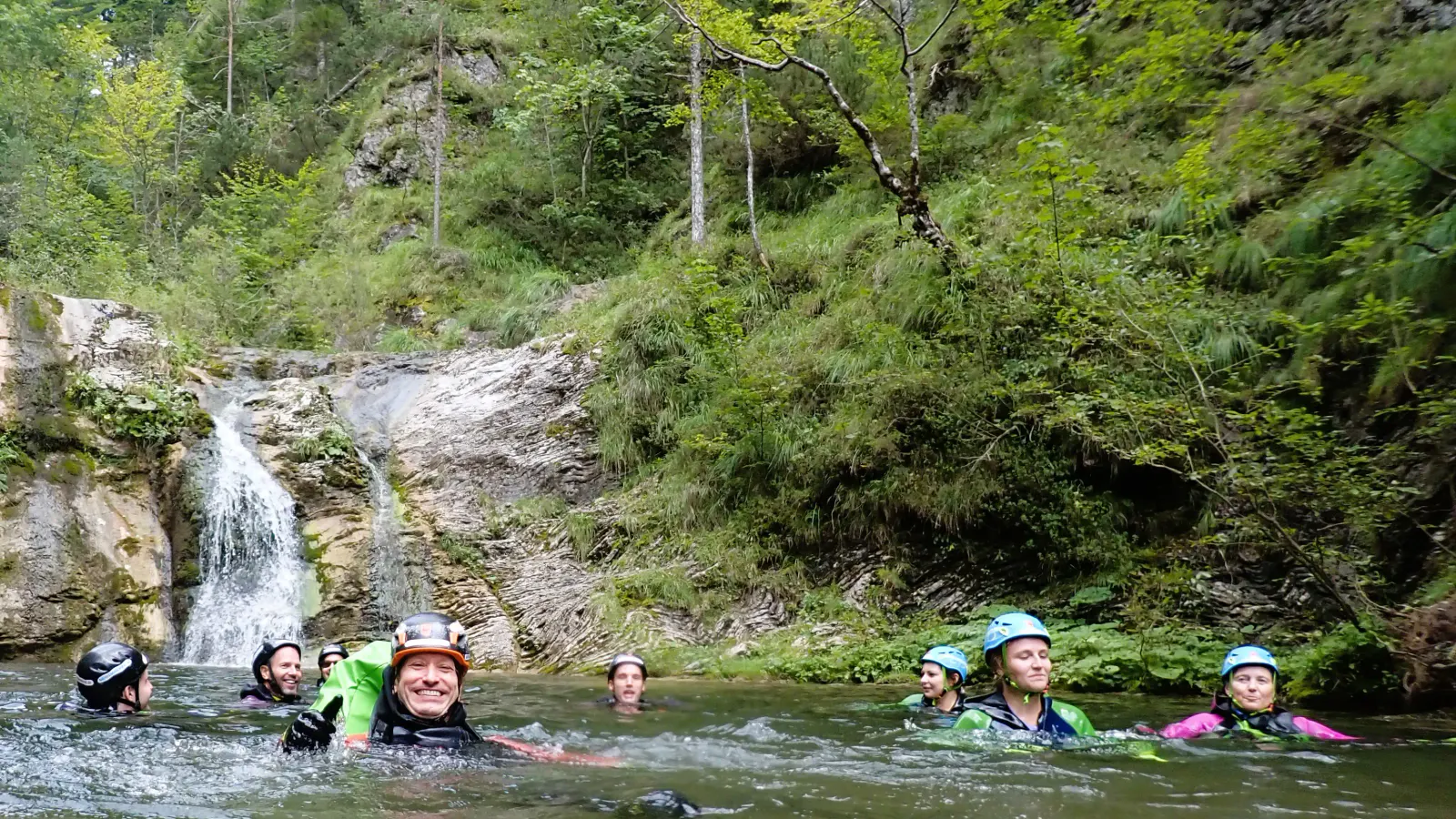 Canyonaut:innen schwimmen im Bach.