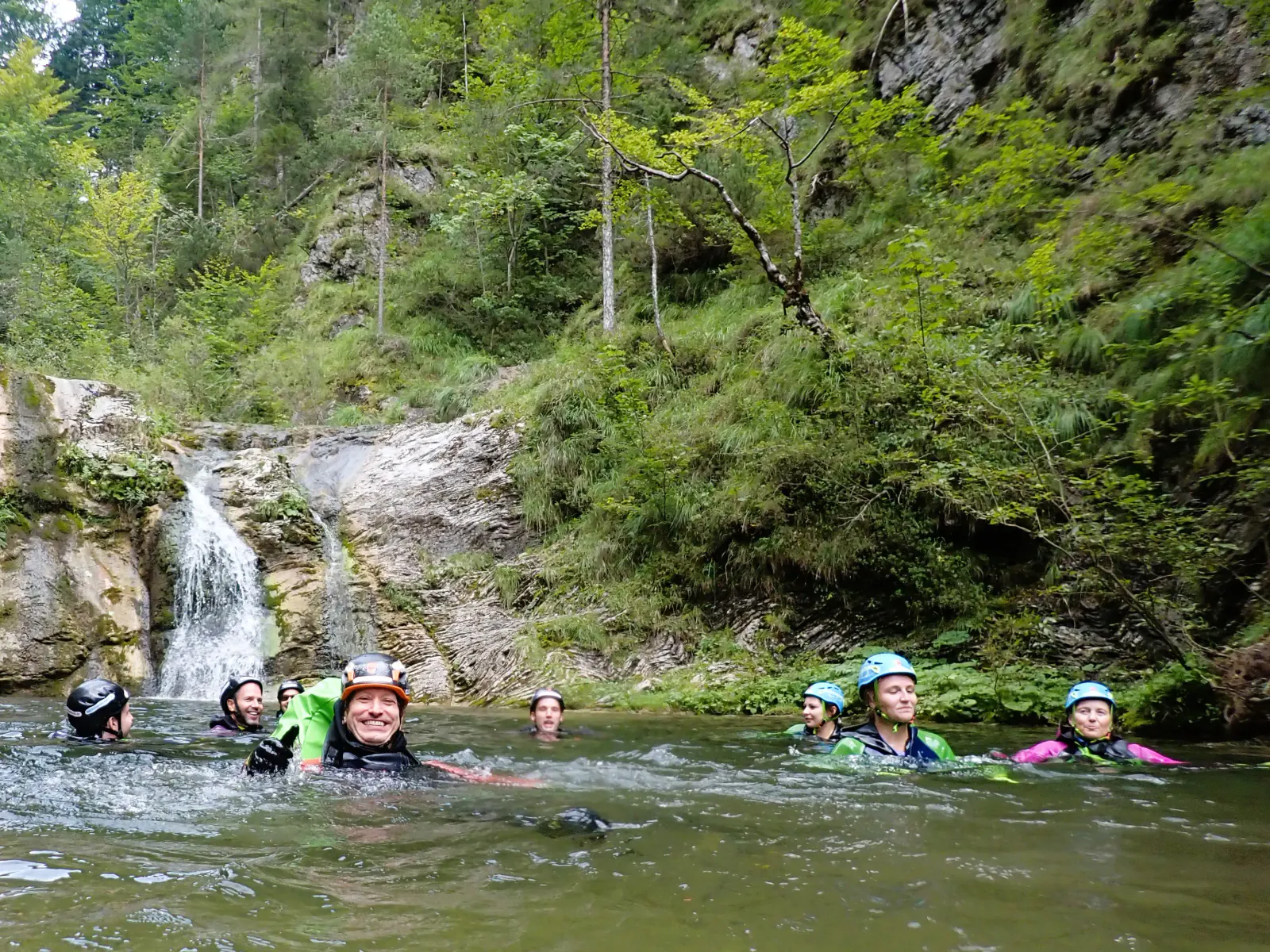 Canyonaut:innen schwimmen im Bach.