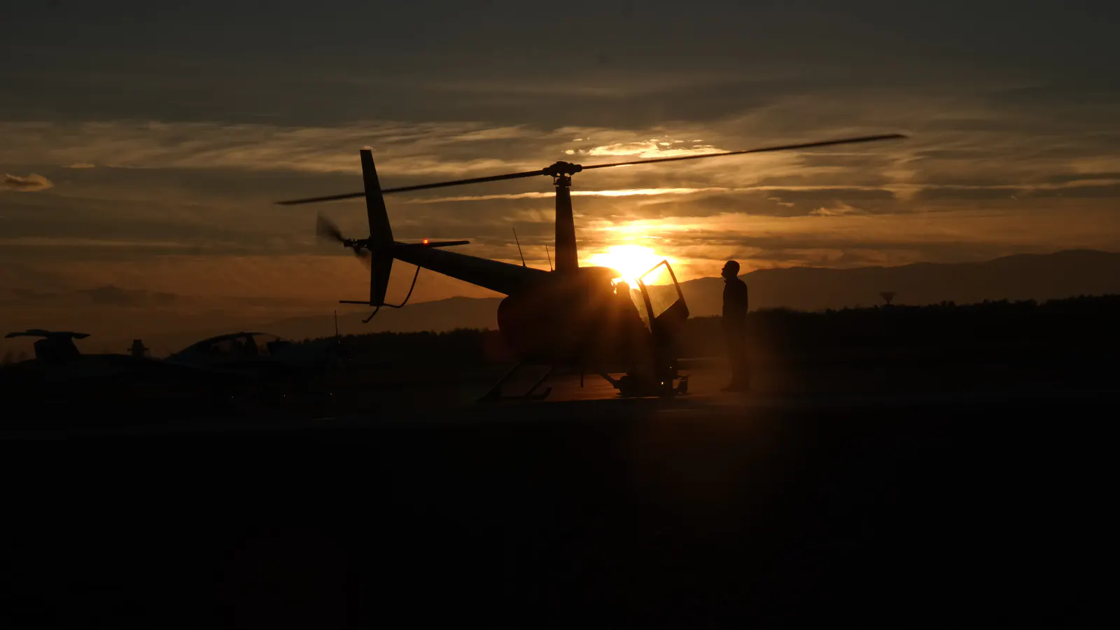 Helikopter im Sonnenuntergang