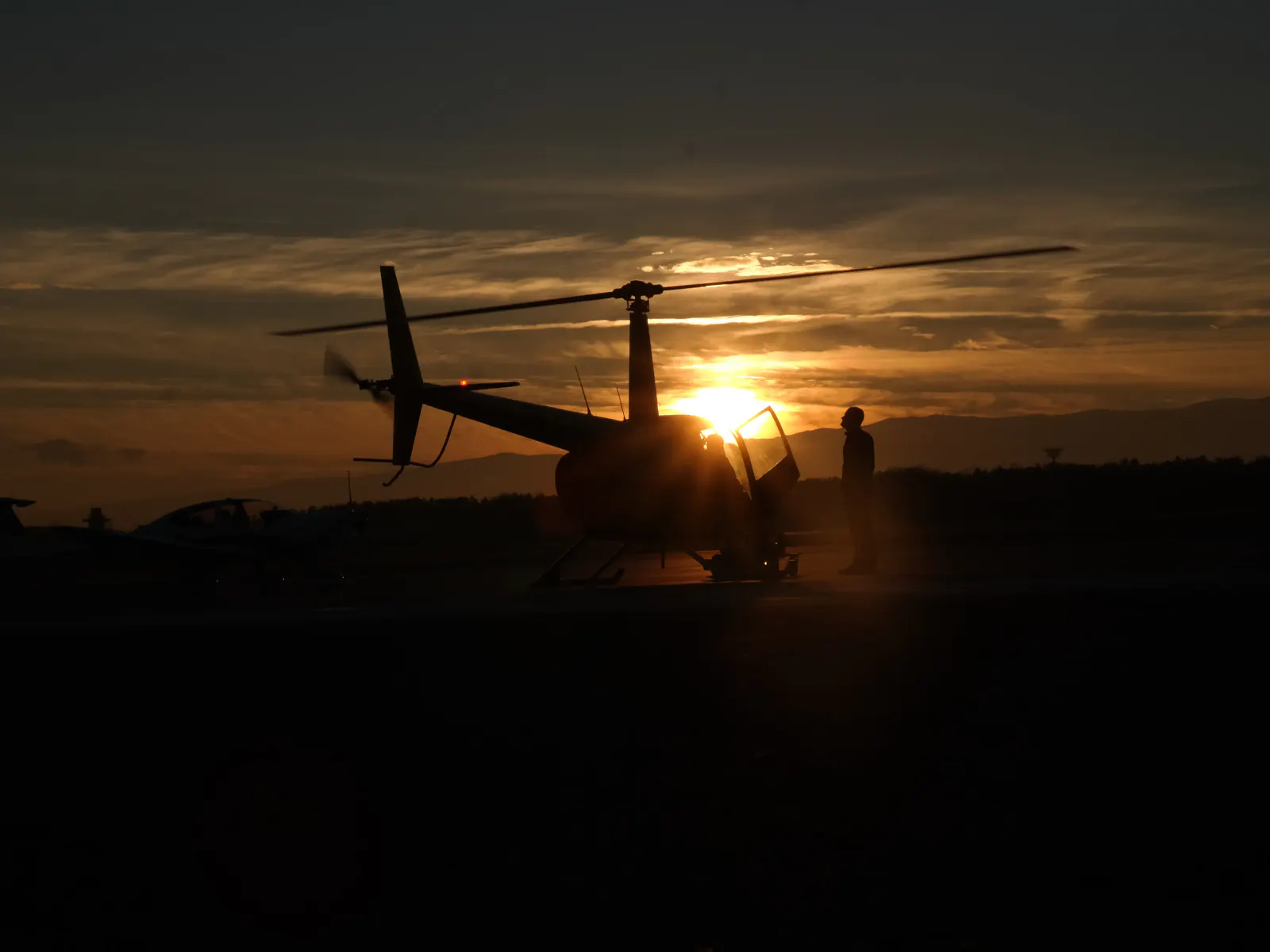 Helikopter im Sonnenuntergang