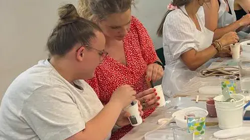 Workshop-Teilnehmerinnen beim Anrühren der Gießmasse