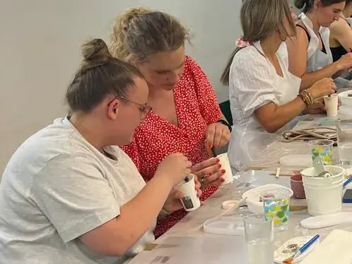 Workshop-Teilnehmerinnen beim Anrühren der Gießmasse