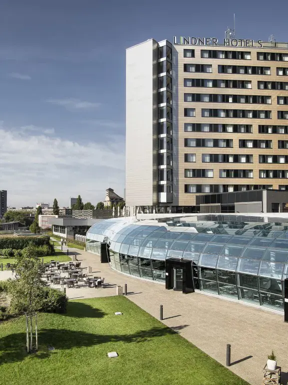 Aussenansicht des Lindner Hotels Bratislava direkt an der Donau